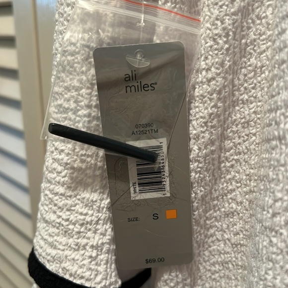 ALI MILES. WHITE with black trim tunic top. Crinkle fabric SPRING. Size small. - Picture 8 of 8